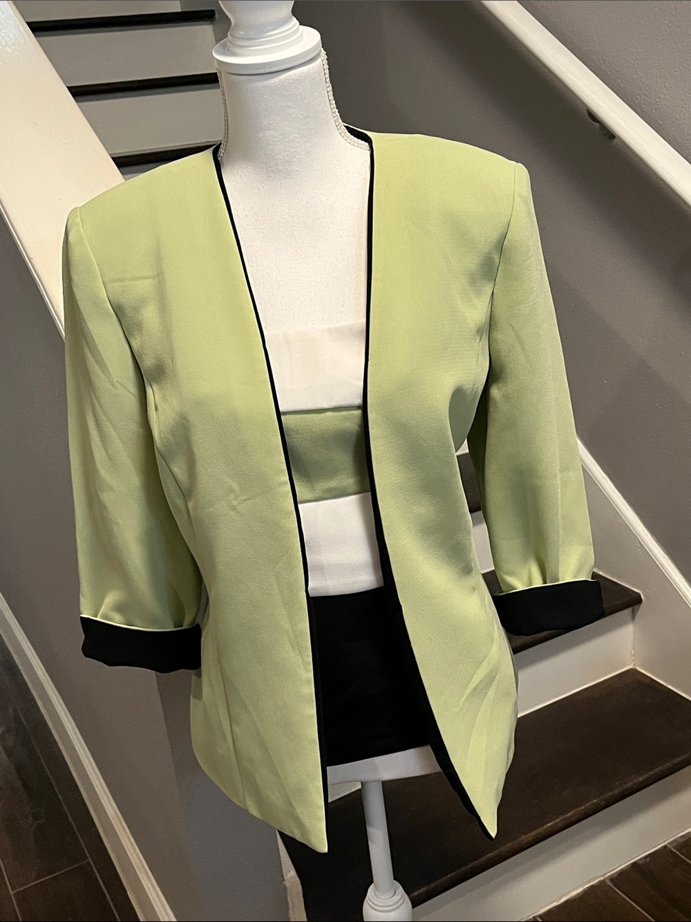 Perception 2 Piece. Top & Light Weight Jacket White, Black & Light Green Sz 12